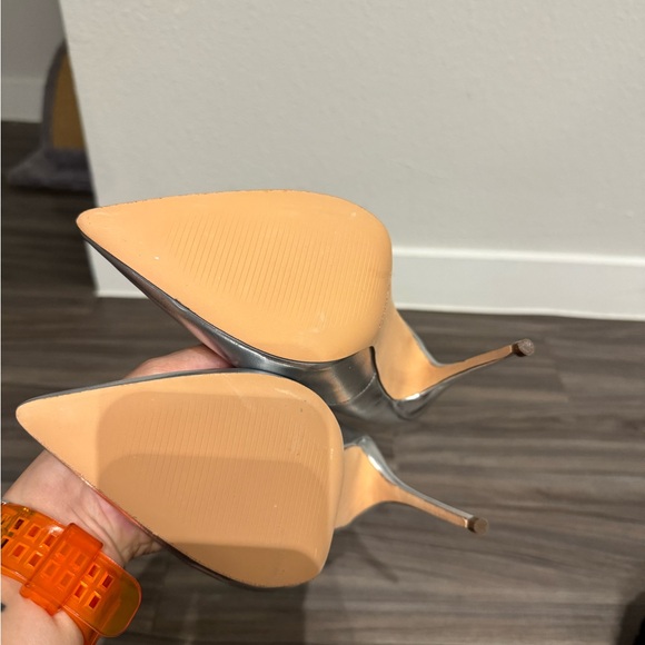 Metallic silver pointed toe pumps - Picture 7 of 8
